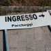 Per terra, i cartelli che un tempo indicavano gli ingressi
